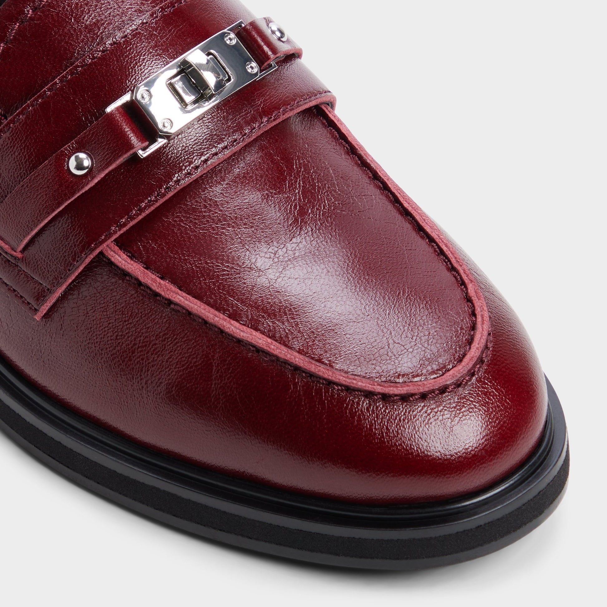 Close-up of the Bordo Biatrice Loafer