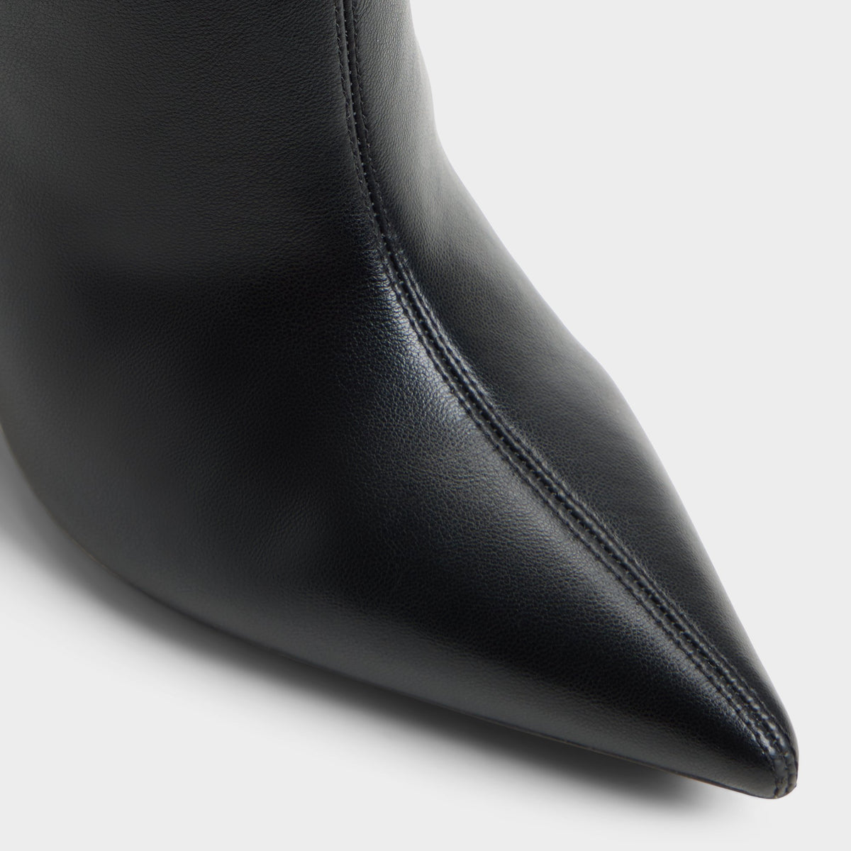 Gros plan de la Noir Zalya Botte haute à semelle compensée