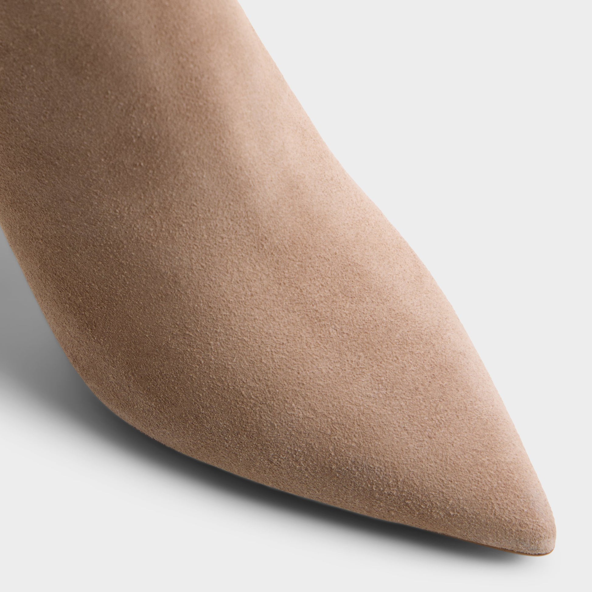 Gros plan de la Taupe Saphiria Botte haute à talon aiguille