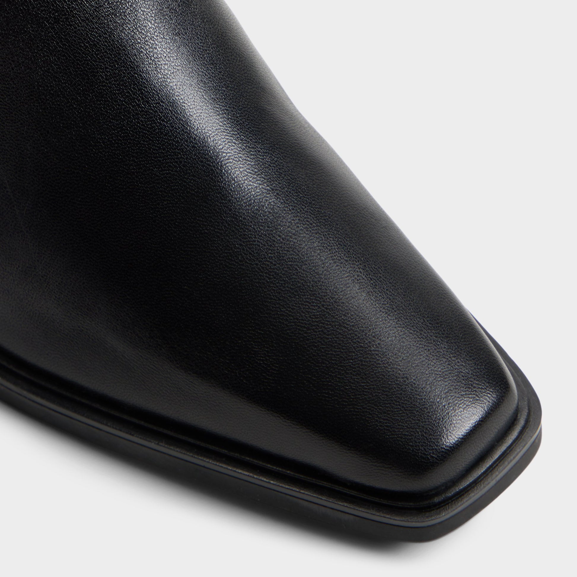 Close-up of the Black Ybiraweth Block heel ankle boot