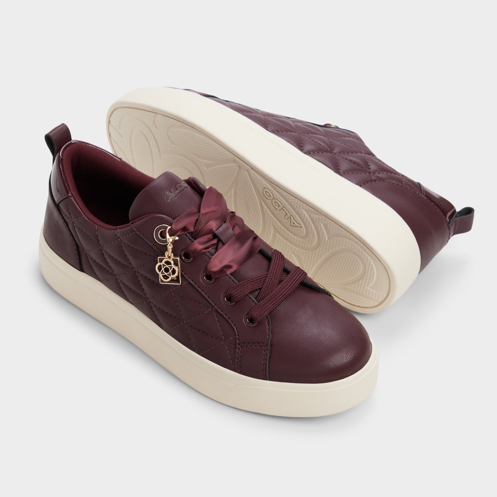 Highlighted view of a pair of Bordo Wildflowers s