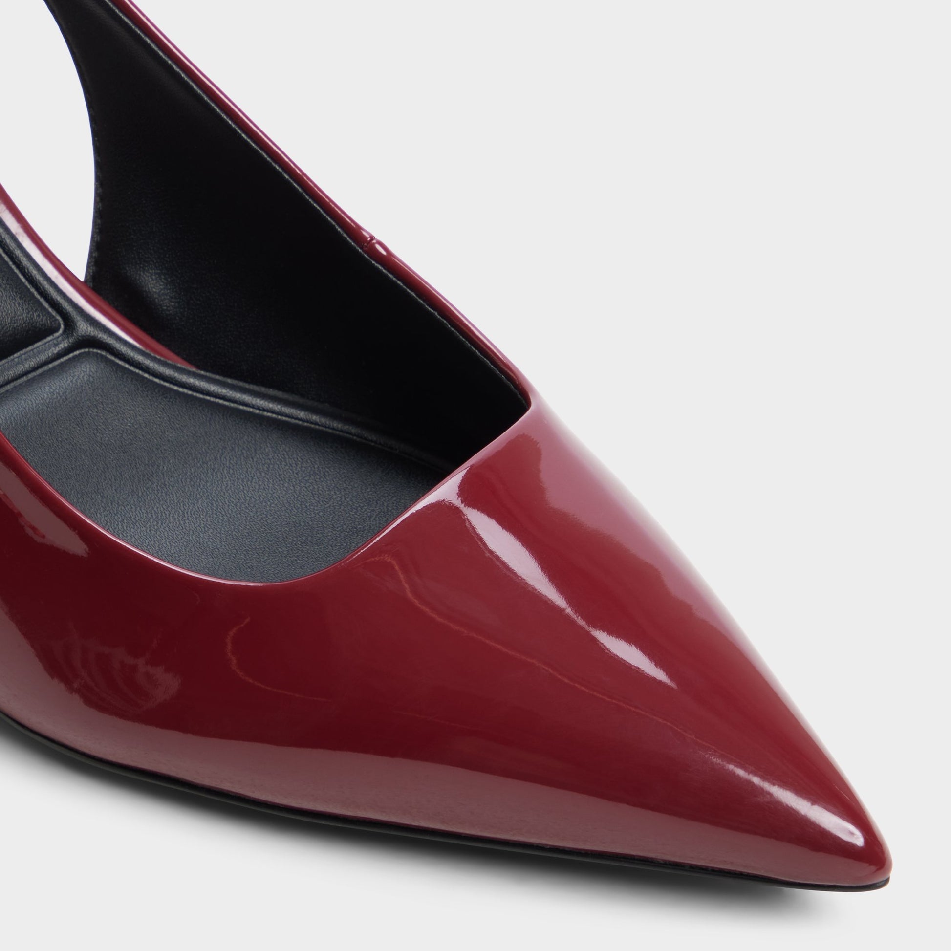 Close-up of the Dark red Kiaria Slingback high heel