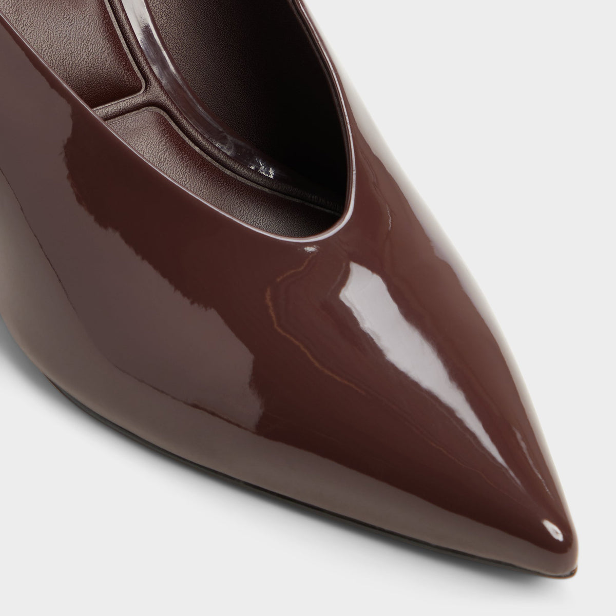Close-up of the Dark brown Teala Pump