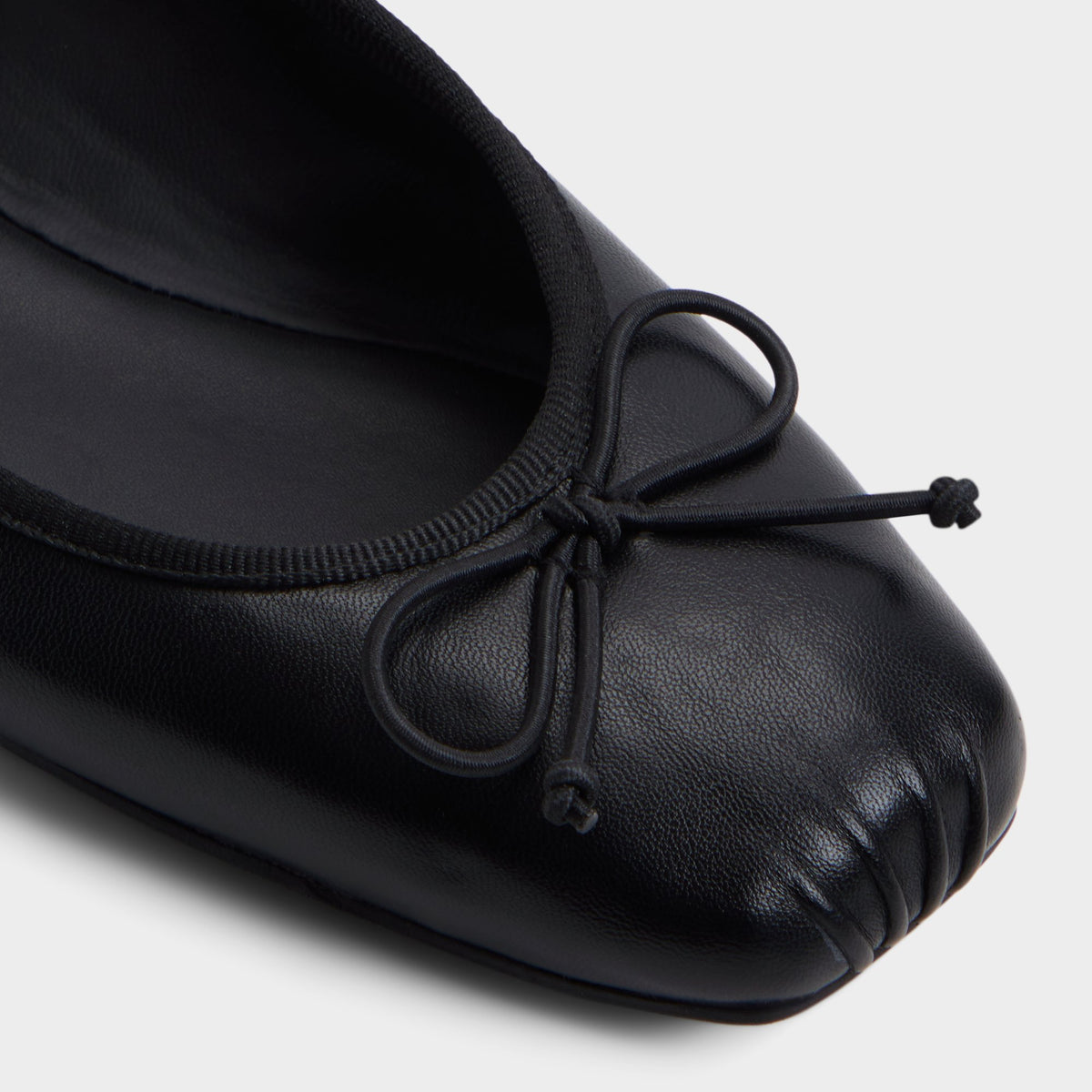 Gros plan de la Noir Olllie Ballerine