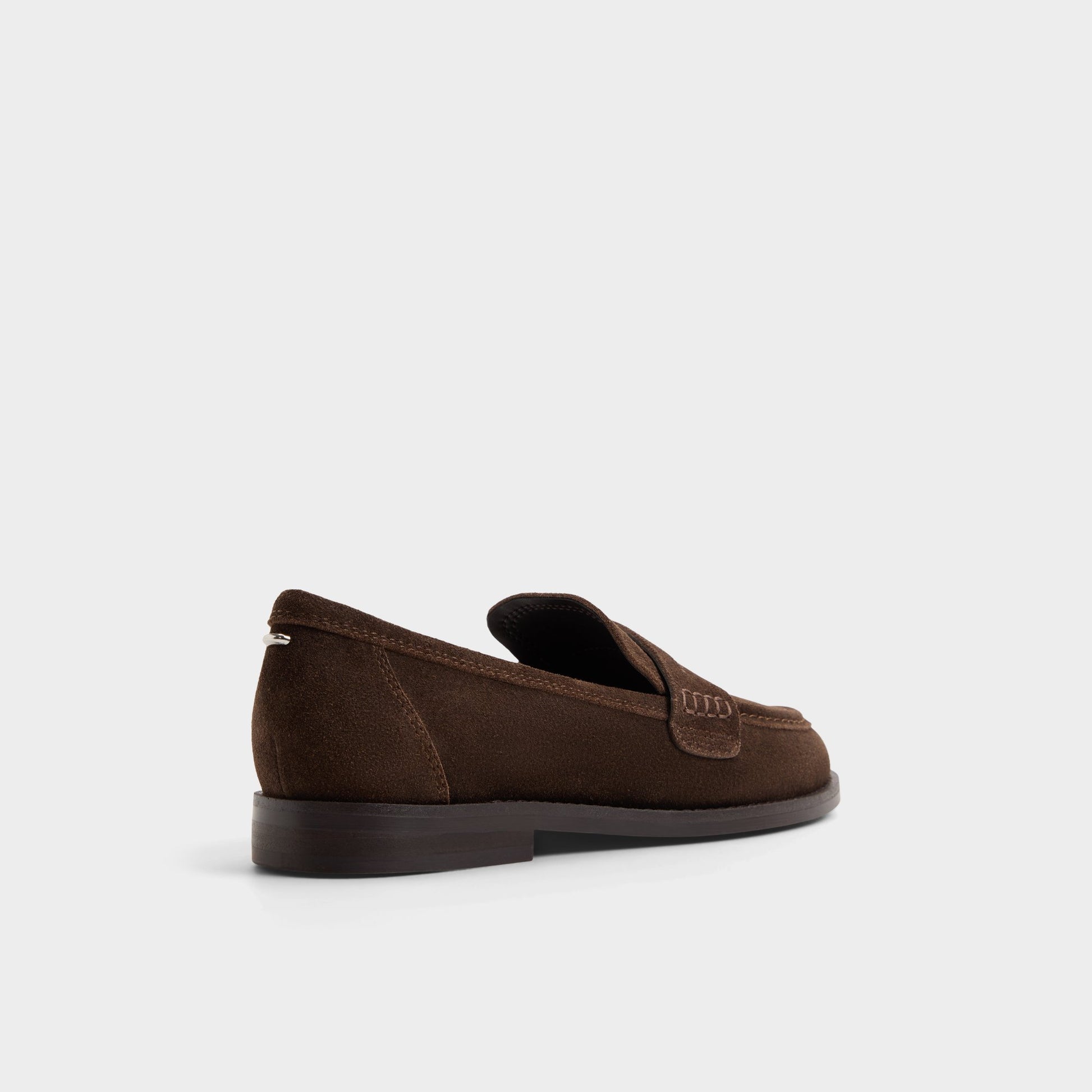 Angle de trois quarts de l'arrière de Brun foncé Genoa Mocassin