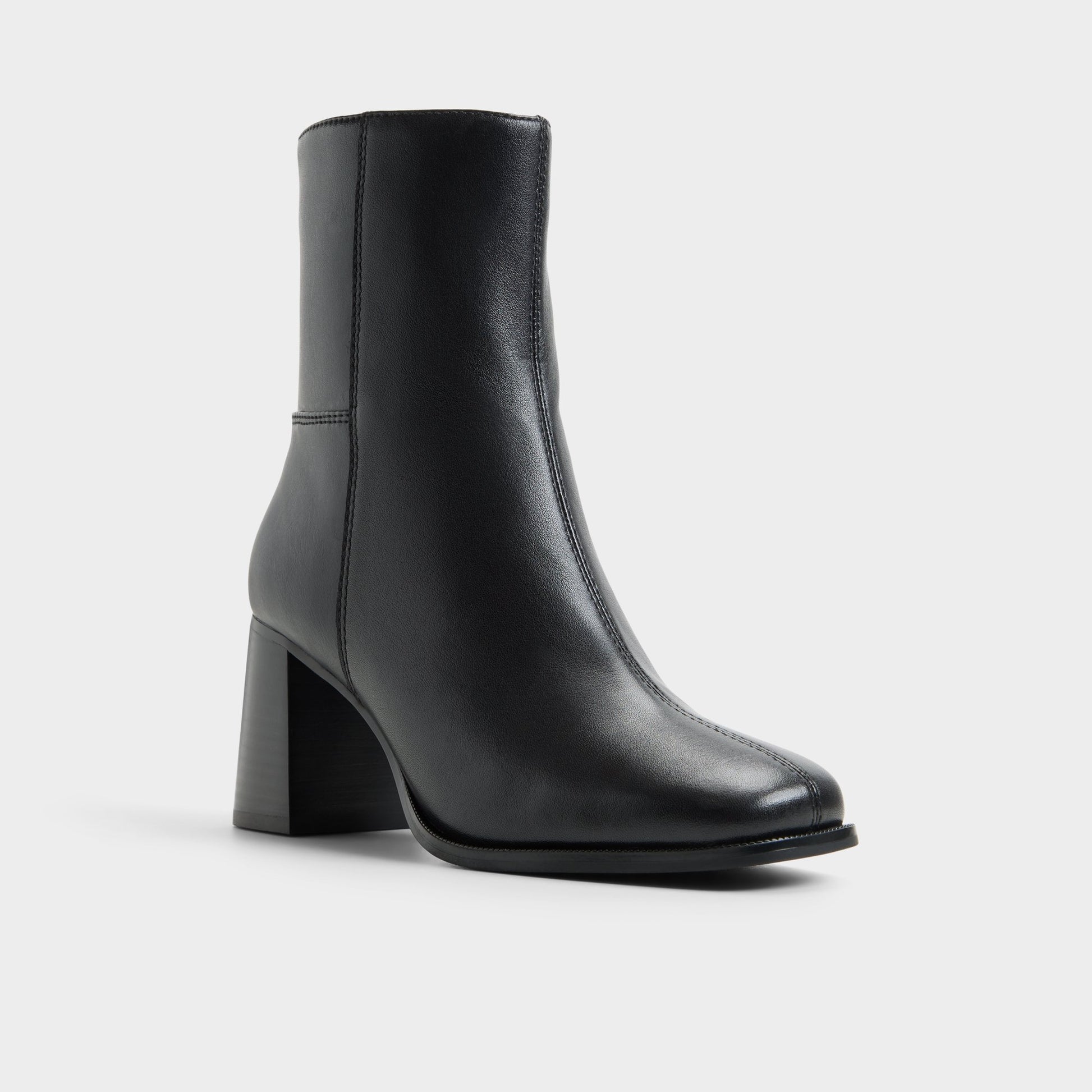 Angle de trois quarts de la face avant de Noir Marllie Bottillon à talon bloc