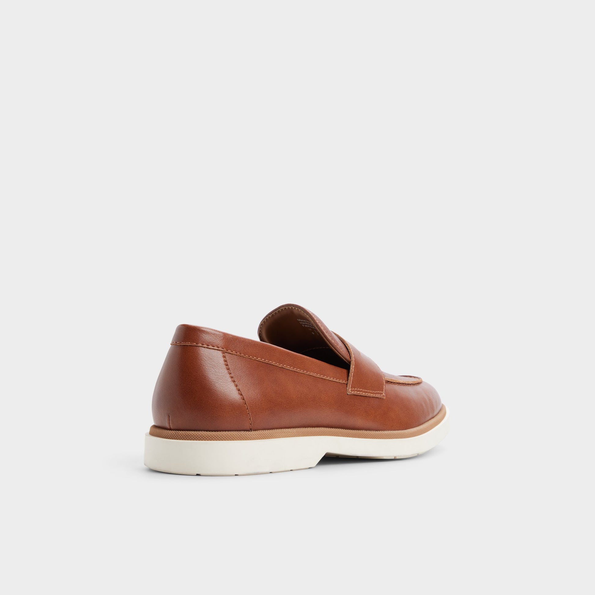 Angle de trois quarts de l'arrière de Beige Stanson Mocassin