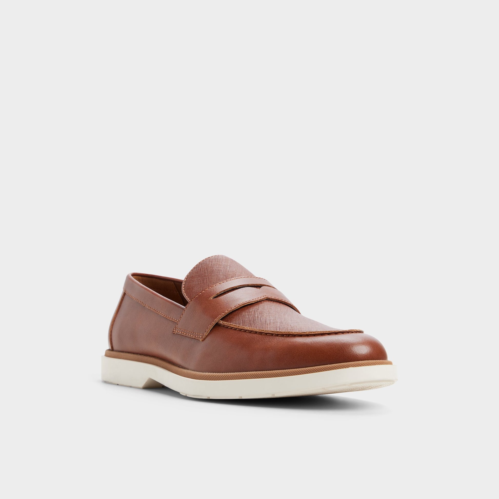 Angle de trois quarts de la face avant de Beige Stanson Mocassin