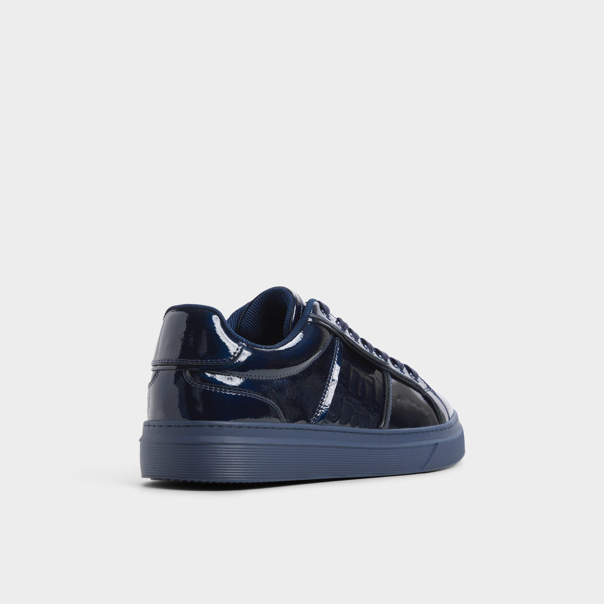 Angle de trois quarts de l'arrière de Bleu marine Courtline Sneaker bas