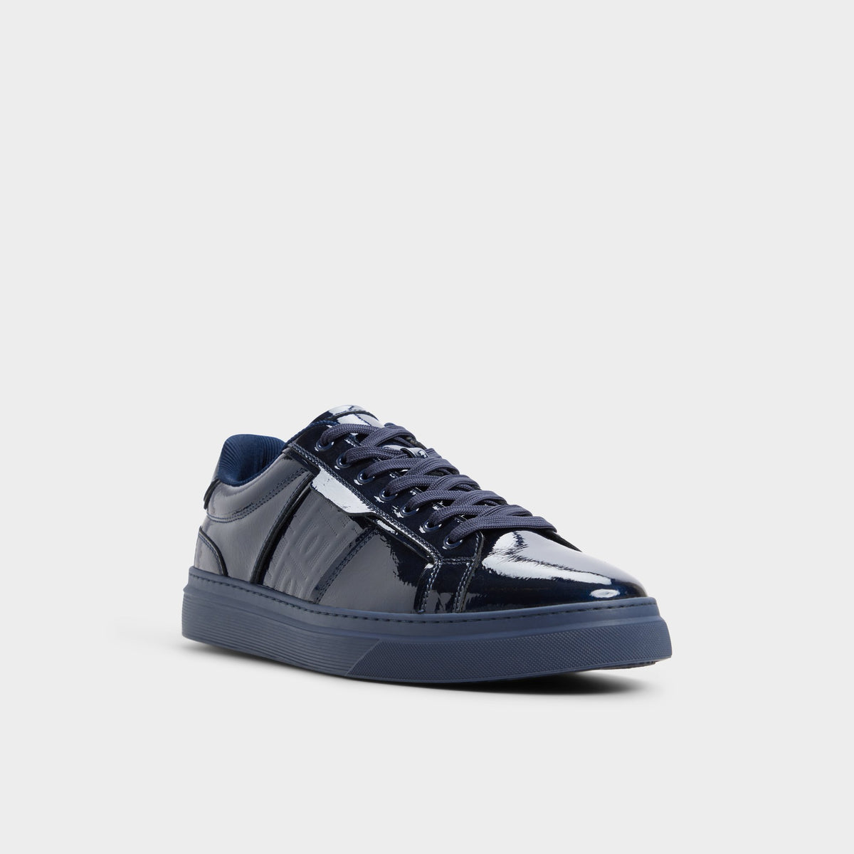 Angle de trois quarts de la face avant de Bleu marine Courtline Sneaker bas