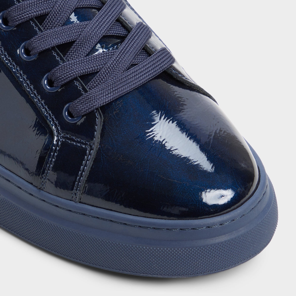 Gros plan de la Bleu marine Courtline Sneaker bas
