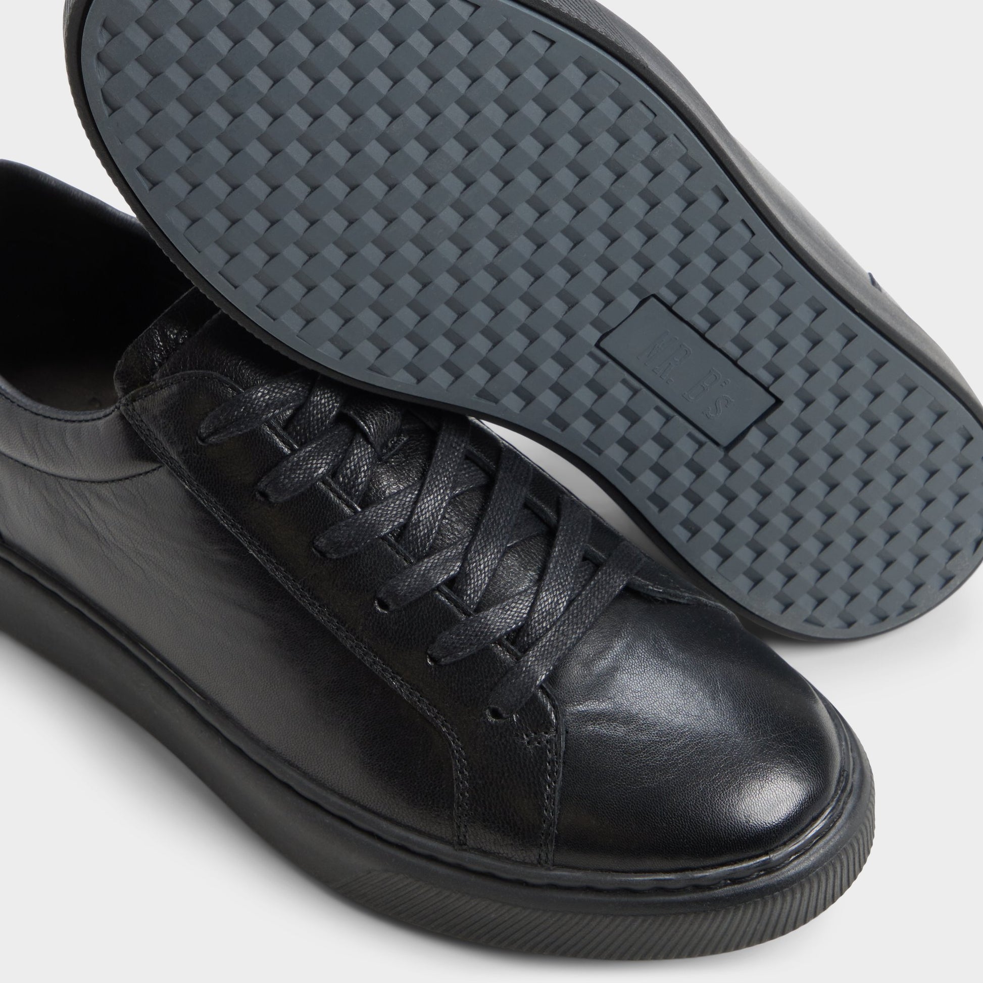 Close-up of the Black Garett Low top sneaker