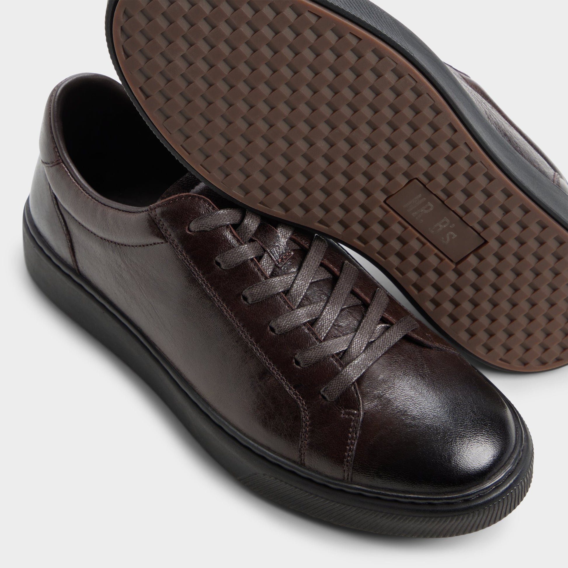 Close-up of the Brown Garett Low top sneaker
