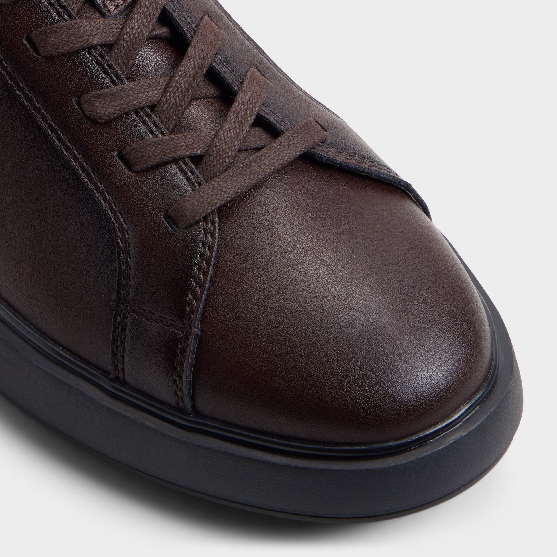 Close-up of the Dark brown Elloi Low top sneaker