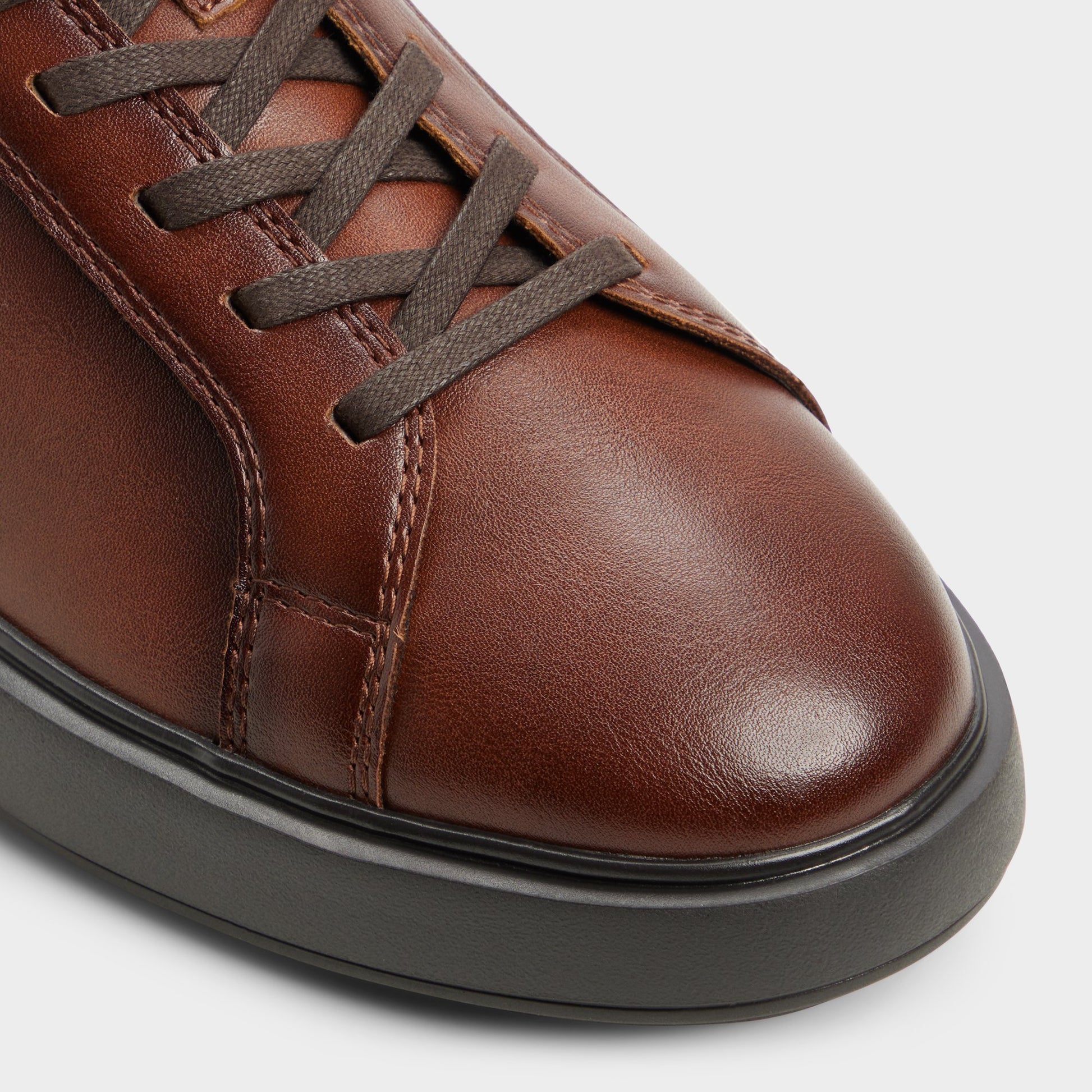 Close-up of the Tan Elloi Low top sneaker