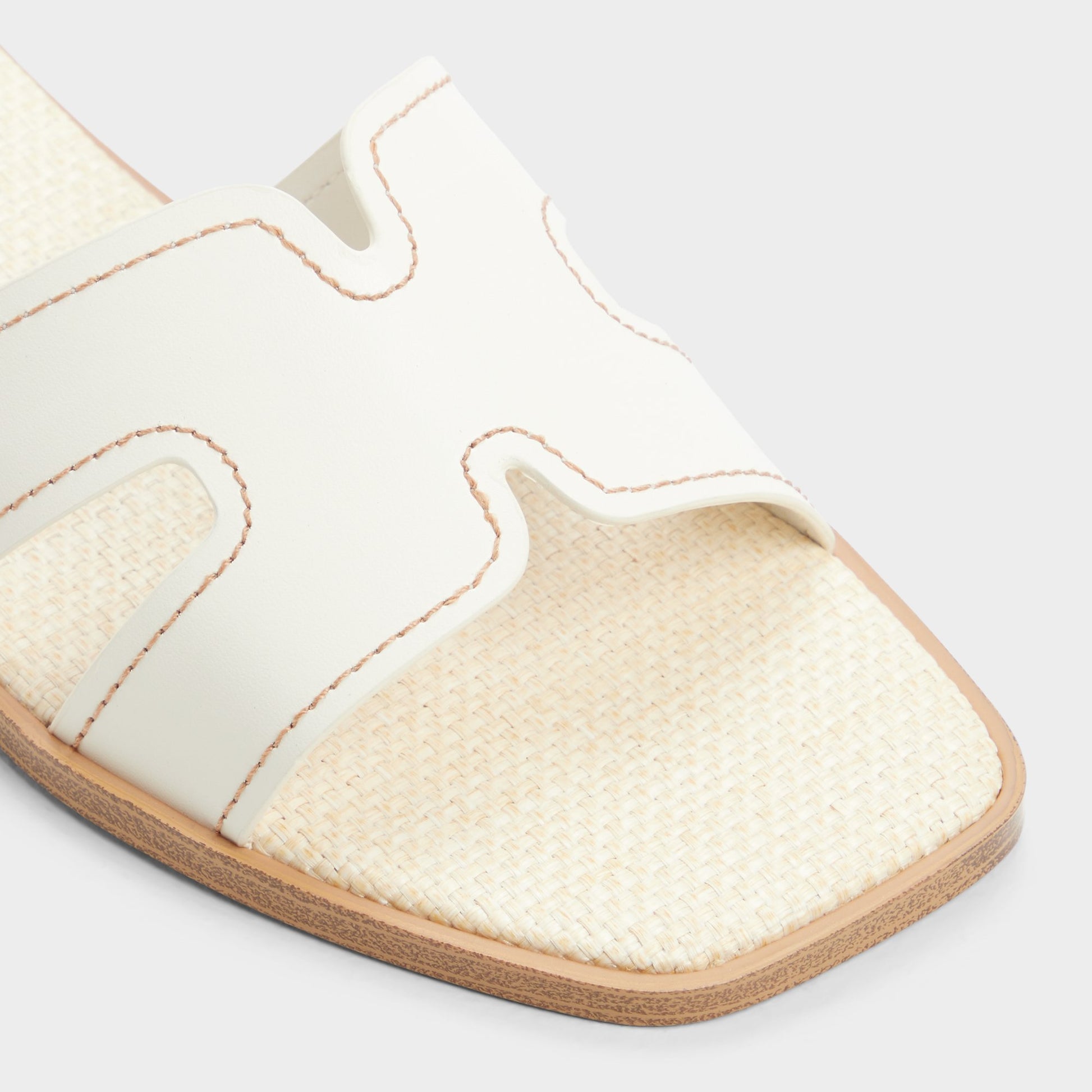 Close-up of the White/bone Itsandalb
