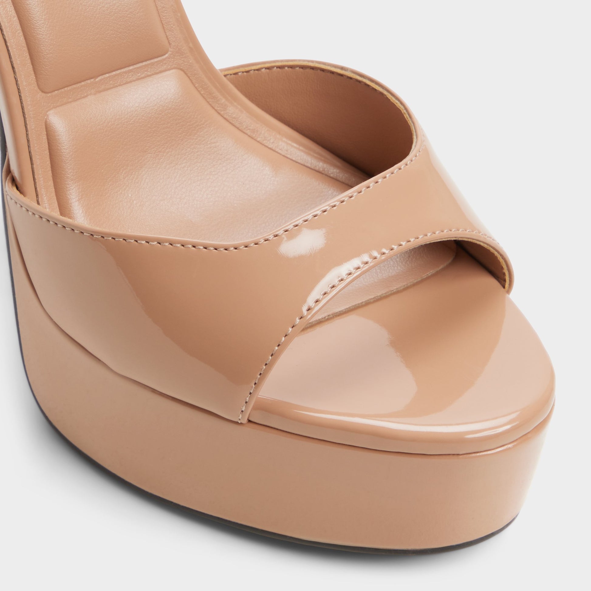 Close-up of the Medium beige Carah