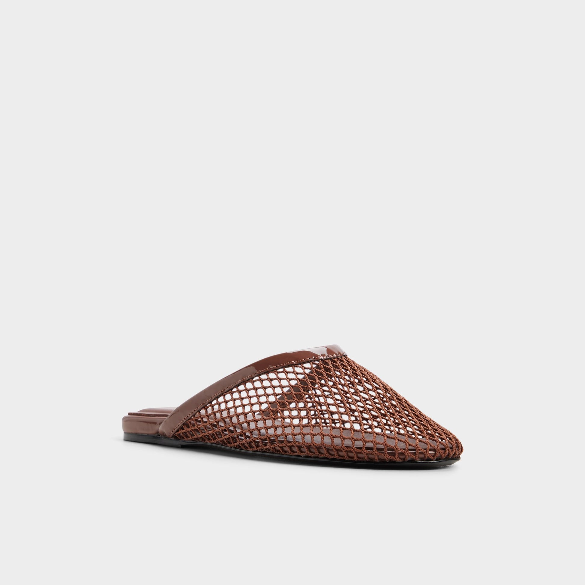 Angle de trois quarts de la face avant de Beige Ain Mule