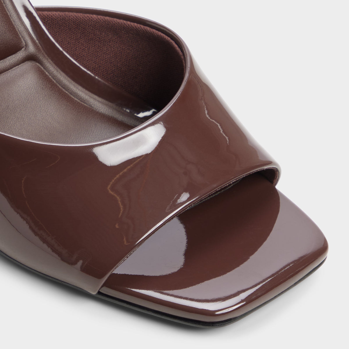 Close-up of the Dark brown Eleonie Heeled mule