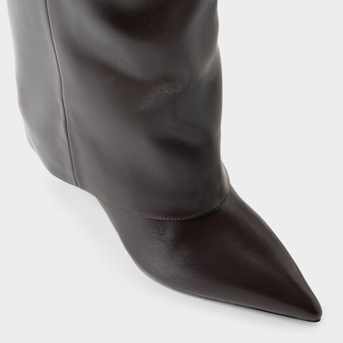Three-quarter angle of Dark brown Aseader-wc 's front side