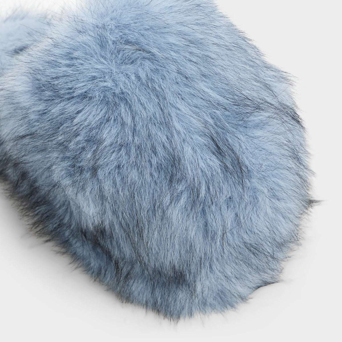 Angle de trois quarts de la face avant de Medium blue Fluffey