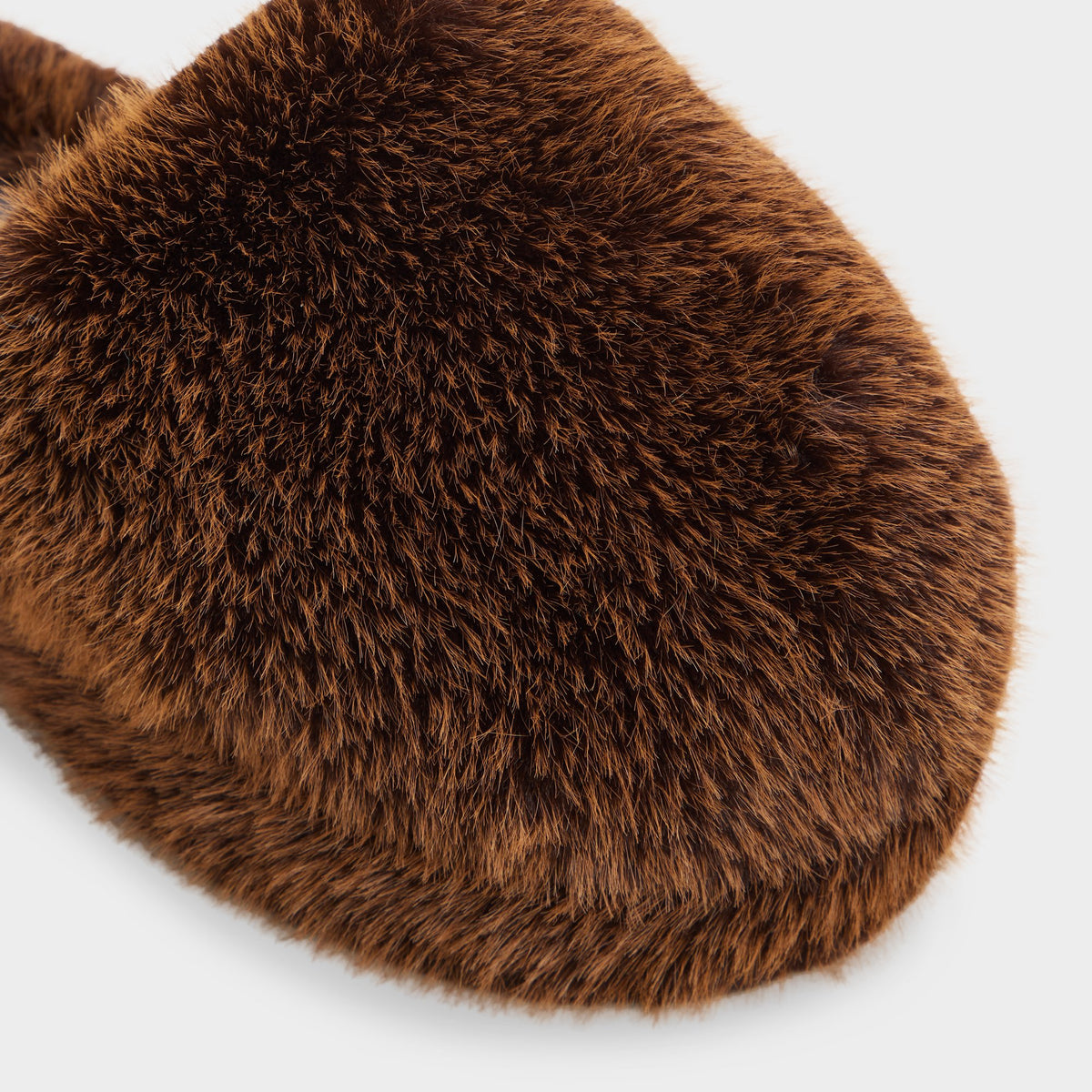 Angle de trois quarts de la face avant de Dark brown Fluffey